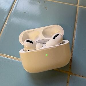 AirPods Pro 1 w. Active noise cancellation & MagSafe charging case.